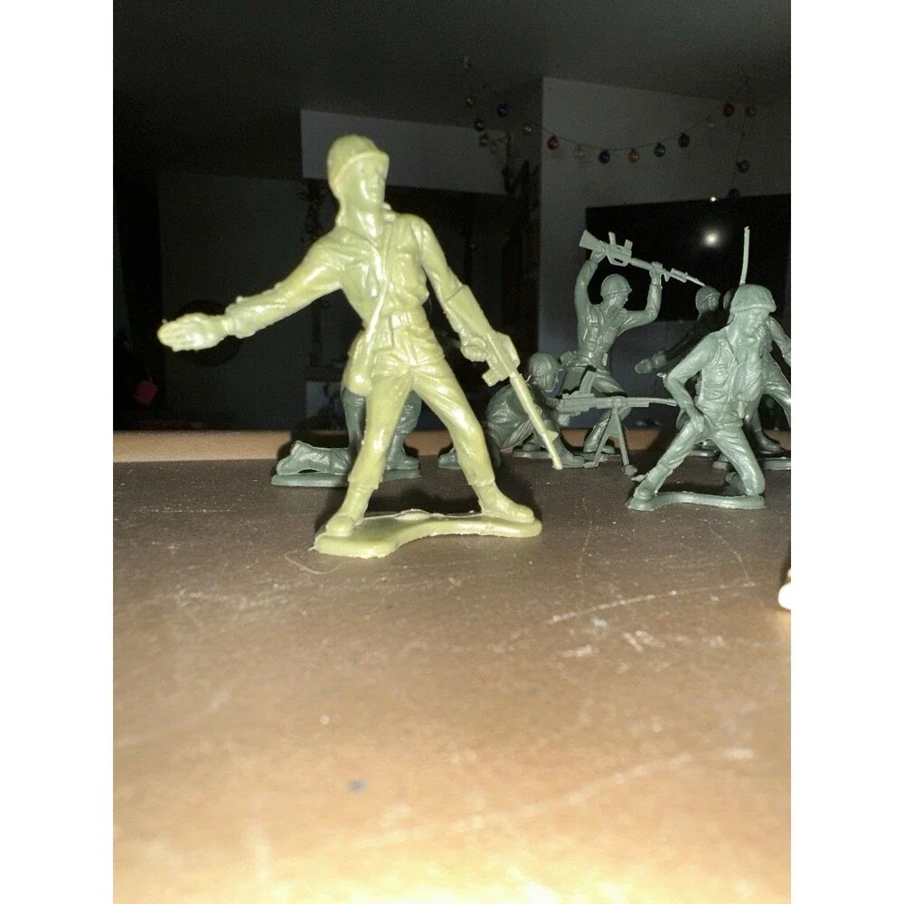 Lot of 13 Vintage 2” Plastic Army Men Soldiers Green Tan Bazooka Rocket Poses